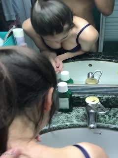 淫荡情侣厕所浴台站立后入抽插气氛很不错